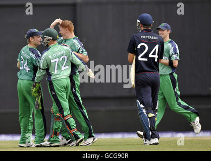 L'Irlande célèbre le cricket de Kevin Pietersen, en Angleterre, lors du match international T20 de l'ICC au Providence Stadium, au Guyana. Banque D'Images