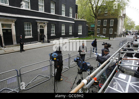 Les médias se réunissent à l'extérieur du 10 Downing Street à Westminster, Londres. Banque D'Images