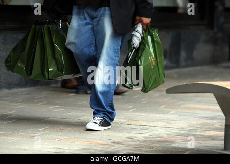 Un acheteur avec des sacs du grand magasin Harrods de Londres. Le grand magasin est vendu à la famille royale qatari en tant que propriétaire actuel Mohamed al Fayed a décidé de prendre sa retraite. Banque D'Images