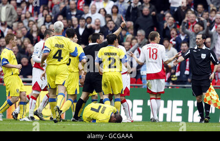 David Bridges de Stevenage est envoyé par l'arbitre Lee Probert lors du FA Carlsberg Trophy au stade Wembley, Londres. Banque D'Images