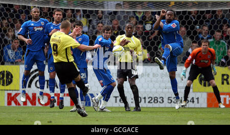 Shaun Harrad (deuxième à gauche) de Burton Albion marque le troisième but d'un coup de pied gratuit lors du match de la Coca Cola League Two au stade Pirelli, Burton. Banque D'Images