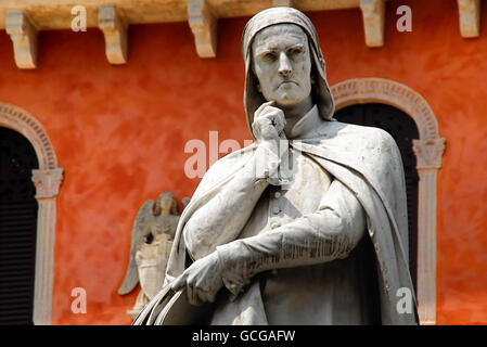 Vérone, Italie. La statue de Dante Alighieri dans la Piazza dei Signori square. Détail. Banque D'Images