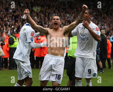 Football - Coca-Cola football League One - Leeds United / Bristol Rovers - Elland Road.Sanchez Watt (à gauche), Bradley Johnson (au centre) et Jermaine Beckford, de Leeds United, célèbrent la promotion de leurs côtés après le coup de sifflet final Banque D'Images