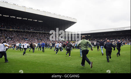 Les fans de Leeds United envahissent le terrain en célébrant leur victoire après le match de la Coca Cola League One à Elland Road, Leeds. Banque D'Images