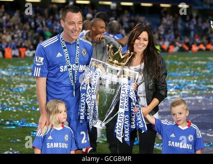 Le capitaine de Chelsea, John Terry, avec la femme Toni Poole et leur Deux enfants célèbrent avec le trophée Premier League Banque D'Images