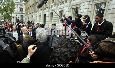 Les membres des médias permutent l'équipe de négociation du parti conservateur lorsqu'ils arrivent au bureau du Cabinet à Whitehall, à Londres, pour reprendre les pourparlers avec les libéraux-démocrates au sujet d'une coalition. Banque D'Images