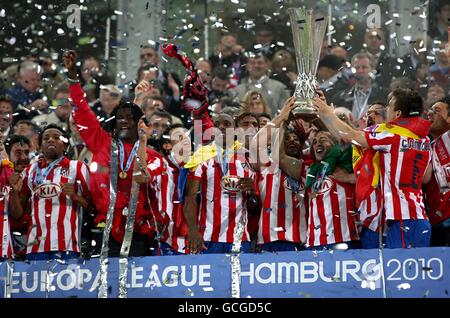 Football - UEFA Europa League - final - Atletico Madrid / Fulham - HSH Nordbank Arena.Les joueurs de l'Atletico Madrid célèbrent avec le trophée UEFA Europa League Banque D'Images