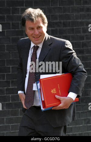 Le ministre d'État, Cabinet Office, Oliver Letwin arrive au 10 Downing Street pour la première réunion du Cabinet du nouveau gouvernement de coalition. Banque D'Images