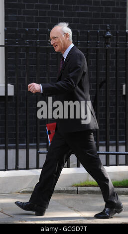 Le chef de la Chambre des communes, Lord prival Seal, sir George Young, arrive au 10 Downing Street pour la première réunion du Cabinet du nouveau gouvernement de coalition. Banque D'Images