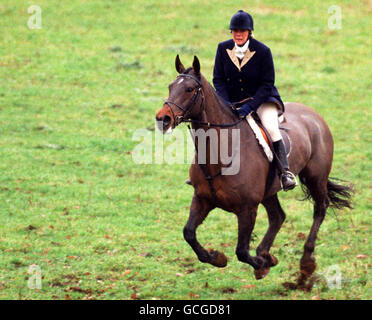 CAMILLA PARKER BOWLES, UNE AMIE INTIME DU PRINCE DE GALLES QUI CHASSE AVEC LE DUC DE BEAUFORT, SE TROUVE PRÈS DE BADMINGTON. Banque D'Images