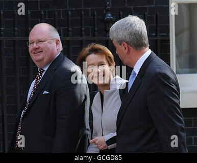 Le secrétaire des collectivités et des gouvernements locaux, Eric Pickles (à gauche), la secrétaire de l'Environnement, de l'alimentation et des Affaires rurales, Caroline Spelman, et le secrétaire de la Santé, Andrew Lansley (à droite) arrivent au 10 Downing Street pour la première réunion du Cabinet du nouveau gouvernement de coalition. Banque D'Images