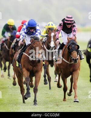 Courses hippiques - Dante Festival 2010 - deuxième jour - York Racecourse.Paul Hanagan et Johannes (à gauche) remportent les enjeux de handicap de totepool Flexi Betting pendant la deuxième journée du Dante Festival à l'hippodrome de York. Banque D'Images