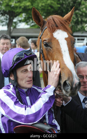 Courses hippiques - Dante Festival 2010 - deuxième jour - York Racecourse.Cape Blanco et Johnny Murtagh après leur victoire dans le totesport Dante mises pendant le deuxième jour du Dante Festival à l'hippodrome de York. Banque D'Images