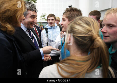 L'ancien Premier ministre britannique Gordon Brown salue les élèves du Adam Smith College de Kirkcaldy lors d'une visite dans sa circonscription de Kirkcaldy et de Cowdenbeath. Banque D'Images