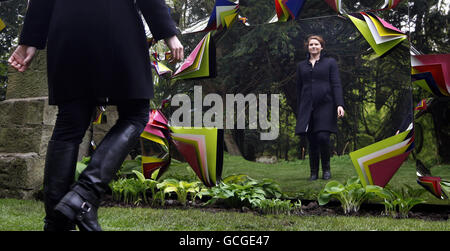 Le modèle Jenny McVean se reflète dans une œuvre d'art intitulée 'A Forest' par l'artiste Jim Lambie, une des nouvelles œuvres officiellement dévoilées aujourd'hui à Jupiter Artland, près d'Édimbourg. Banque D'Images