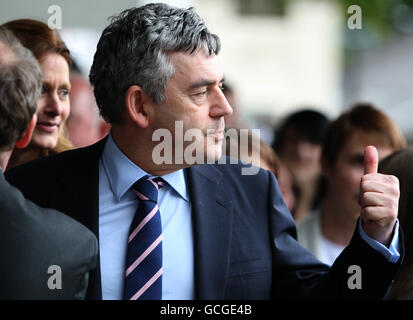 L'ancien Premier ministre britannique Gordon Brown, accompagné de sa femme Sarah, au Adam Smith College de Kirkcaldy lors d'une visite dans sa circonscription de Kirkcaldy et Cowdenbeath. Banque D'Images