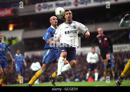 Soccer - FA Carling Premiership - Tottenham Hotspur v Chelsea - White Hart Lane.David Ginola de Tottenham bat Frank le boeuf de Chelsea au ballon lors de leur match de Premiership à White Hart Lane. Banque D'Images