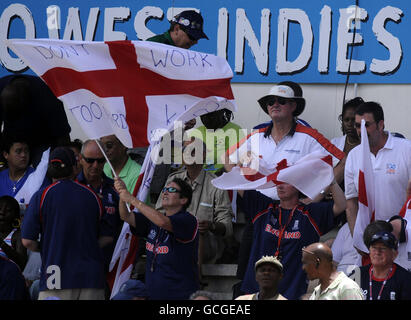 Cricket - ICC World Twenty20 - semi final - Angleterre / Sri Lanka - terrain de cricket de Beauséjour.Les fans de l'Angleterre brandient des drapeaux lors du match de demi-finale de l'ICC World Twenty20 au terrain de cricket de Beauséjour, à Sainte-Lucie. Banque D'Images