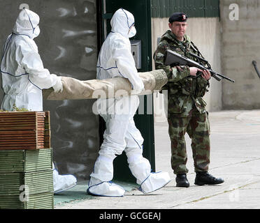 Des membres de l'équipe d'élimination des bombes de l'armée et des médecins légistes de Garda ont été découverts sur le site où deux lance-roquettes chargés, un courant d'assaut et 9 kg de cocaïne ont été cachés dans un entrepôt, près d'une route principale près de Clane, Co Kildare. Banque D'Images