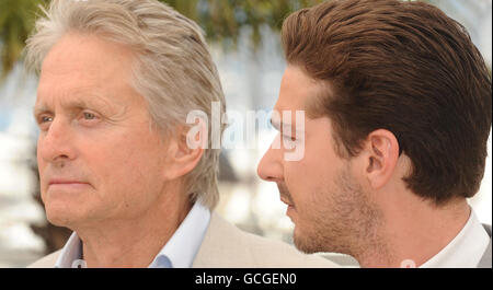 Michael Douglas (à gauche) et Shia LaBeouf assistent à la séance photo du nouveau film Wall Street: Money Never dort au Palais de Festival de Cannes. Banque D'Images