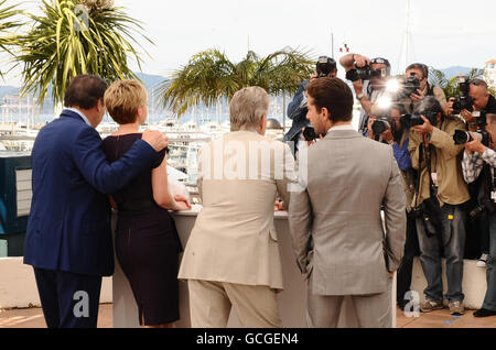 (De gauche à droite) Oliver Stone, Carey Mulligan, Michael Douglas et Shia LaBeouf assistent à la séance photo du nouveau film Wall Street: Money Never dort au Palais de Festival de Cannes. Banque D'Images