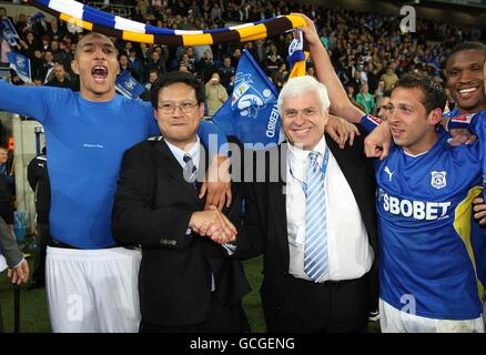 Le directeur malaisien de Cardiff Dato' Chan Tien ghee (au centre à droite) et le président Peter Ridsdale (au centre à droite) se serrent les mains tout en célébrant la victoire de leur équipe avec les joueurs Jay Bothroyd (à gauche) et Micheal Chopra (à droite) après le coup de sifflet final. Banque D'Images