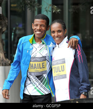 Les coureurs de fond éthiopiens Haile Gebrselassie et Derartu Tulu après la conférence de presse à l'hôtel Hilton de Manchester. Banque D'Images