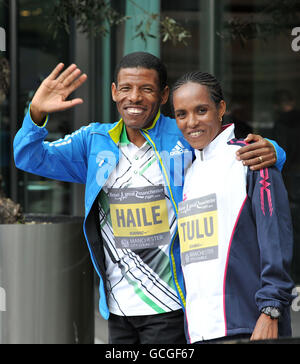 Athlétisme - Conférence de presse Bupa Great Manchester Run 2010 - Hôtel Hilton.Les coureurs de fond éthiopiens Haile Gebrselassie et Derartu Tulu après la conférence de presse à l'hôtel Hilton de Manchester. Banque D'Images