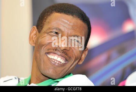 Haile Gebrselassie, coureur de fond éthiopien, lors de la conférence de presse à l'hôtel Hilton de Manchester. Banque D'Images