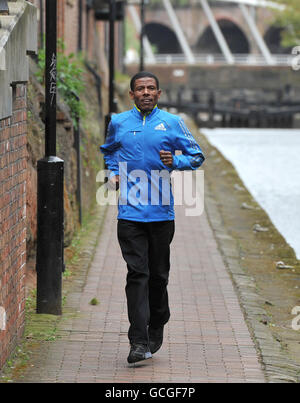 Le coureur de fond éthiopien Haile Gebrselassie court le long du canal des navires de Manchester à Manchester. Banque D'Images