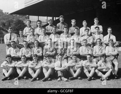 Club de football de Norwich City. Rangée arrière, de gauche à droite; Trevor Rowlands, K Holman, Kenneth Nethercott, George Ephgrave, Donald Edwards, Edgar Duffet, B Holmes. Deuxième rangée - Frederick Hall (3e entraîneur d'équipe), Oscar Hold, B Robinson, Allenby Driver, Norman Low, Roy Holis, Grenville Williams, John Church, Ron Ashman, Harold Proctor (entraîneur). Troisième rangée : Maurice Tobin, John Gavin, Dennis Morgan, M. D Lockhead (directeur), M. J Hanly (président), M. P W Dash (secrétaire), Ivan Armes, Eric Arnold, N Kinsey. Première rangée : Leslie Eyre, Albert Foan, Dennis Jones, Len Dutton, William Furness (2e entraîneur d'équipe), Banque D'Images