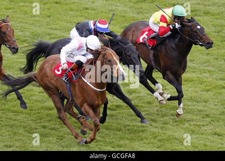 Angels Pursuit, monté par le jockey Richard Hughes (casquette blanche), remporte la Berkshire County Blind Society Carnarvon Stakes à l'hippodrome de Newbury. Banque D'Images