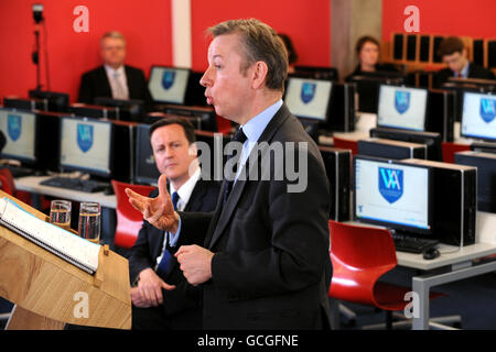 Le chef du Parti conservateur David Cameron (à gauche) écoute le Secrétaire d'État adjoint à l'enfance, à l'école et à la famille, Michael Gove, qui parle à la Walworth Academy de Londres de la politique d'éducation proposée par le parti. Banque D'Images