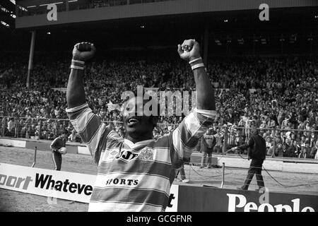 Le Gill Henderson de Wigan célébrant la finale 28-24 de la coupe du défi de la Ligue de rugby de son côté remporte la victoire sur Hull à Wembley. Banque D'Images