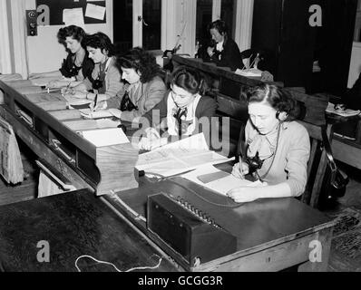 Certains des téléphonistes féminins dans la salle de pari prenant des Paris des clients. Banque D'Images