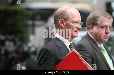 (Gauche-droite) le ministre d'État chargé des universités et des Sciences, David Willetts, et le secrétaire parlementaire du Trésor et le whip en chef, Patrick McLoughlin quittent le 10 Downing Street à Londres, après une réunion du Cabinet. Banque D'Images