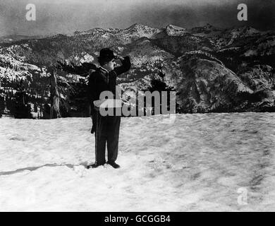 Charlie Chaplin.Charlie Chaplin a photographié le tournage d'une scène dans la neige pour sa comédie à venir « The Gold Rush ». Banque D'Images