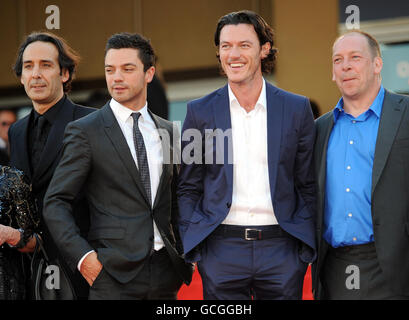 Les acteurs Dominic Cooper, (2e à gauche), Luke Evans (2e à droite) et Bill Camp (à droite) arrivent pour la première du nouveau film de Stephen Frears, Tamara Drewe, dans lequel ils font la star, lors du 63e Festival de Cannes, en France. Banque D'Images