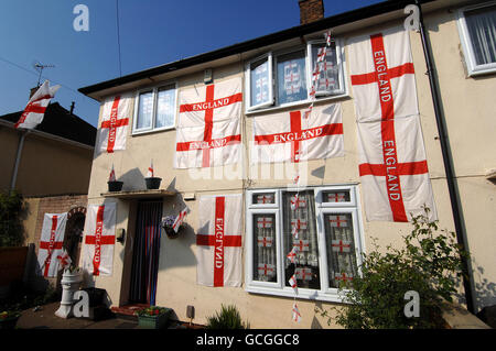 Une vue générale de la maison de Doreen Carnelley,74, dans Sturgeon Avenue, Clifton, Nottingham, qui a été dédrée en 27 drapeaux de la Croix de St George avant la coupe du monde. Banque D'Images