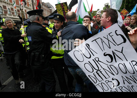 Les manifestants faisant partie du groupe "droit au travail" se sont mis en marche à l'extérieur de la banque Anglo Irish Bank sur St.Stephens Green, Dublin. APPUYEZ SUR ASSOCIATION photo. Date de la photo: Mardi 18 mai 2010. Le crédit photo devrait être le suivant : Julien Behal/PA Wire Banque D'Images