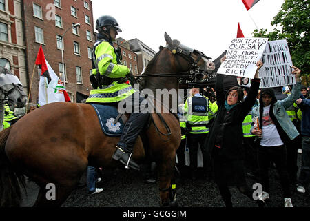 Les manifestants faisant partie du groupe "droit au travail" défilant devant la banque Anglo Irish Bank sur St.Stephens Green, Dublin. Banque D'Images