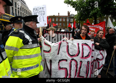 Les manifestants faisant partie du groupe "droit au travail" défilant devant la banque Anglo Irish Bank sur St.Stephens Green, Dublin. Banque D'Images