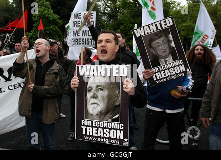 Les manifestants faisant partie du groupe "droit au travail" se sont mis en marche à l'extérieur de la banque Anglo Irish Bank sur St.Stephens Green, Dublin. APPUYEZ SUR ASSOCIATION photo. Date de la photo: Mardi 18 mai 2010. Le crédit photo devrait être le suivant : Julien Behal/PA Wire Banque D'Images