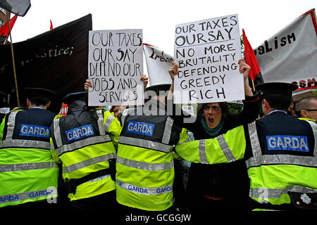 Les manifestants faisant partie du groupe "droit au travail" défilant devant la banque Anglo Irish Bank sur St.Stephens Green, Dublin. Banque D'Images