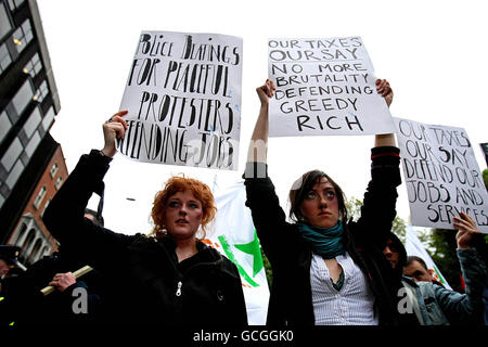 Les manifestants faisant partie du groupe "droit au travail" se sont mis en marche à l'extérieur de la banque Anglo Irish Bank sur St.Stephens Green, Dublin. APPUYEZ SUR ASSOCIATION photo. Date de la photo: Mardi 18 mai 2010. Le crédit photo devrait être le suivant : Julien Behal/PA Wire Banque D'Images