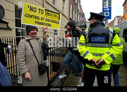 Les manifestants faisant partie du groupe "droit au travail" se sont mis en marche à l'extérieur de la banque Anglo Irish Bank sur St.Stephens Green, Dublin. APPUYEZ SUR ASSOCIATION photo. Date de la photo: Mardi 18 mai 2010. Le crédit photo devrait être le suivant : Julien Behal/PA Wire Banque D'Images