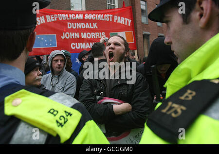 Les manifestants faisant partie du groupe "droit au travail" défilant devant la banque Anglo Irish Bank sur St.Stephens Green, Dublin. Banque D'Images