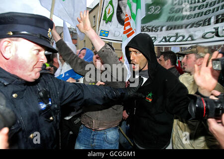 Les manifestants faisant partie du groupe "droit au travail" défilant devant la banque Anglo Irish Bank sur St.Stephens Green, Dublin. Banque D'Images