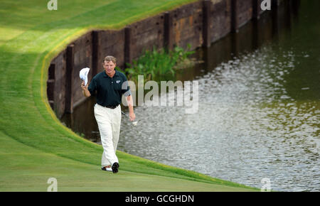 Golf - BMW PGA Championship 2010 - deuxième jour - Wentworth Golf Club.Ernie Els, d'Afrique du Sud, reconnaît la foule lorsqu'il atteint le 18e green lors du championnat BMW PGA au club de golf de Wentworth, Surrey. Banque D'Images