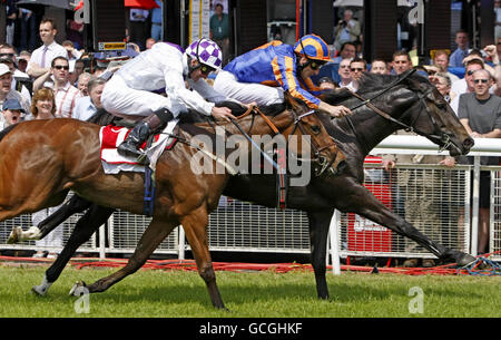 Samuel Morse, monté par Johnny Murtagh (à droite), remporte les enjeux du Fonds européen des éleveurs T P Waters Marble Hill lors de la Journée irlandaise de la Guinée 2000 d'Abu Dhabi à l'hippodrome de Curragh, Co. Kildare, Irlande. Banque D'Images